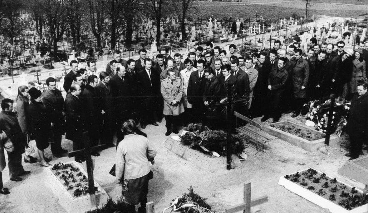 Gdańscy stoczniowcy przy grobach kolegów zabitych przez wojsko i milicję w Grudniu &#039;70