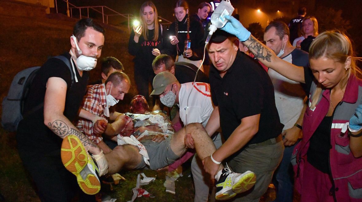 Ludzie pomagają mężczyźnie rannemu w starciach z milicją. 10 sierpnia 2020, Mińsk