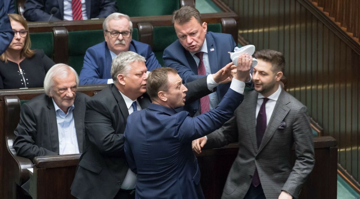 Marek Suski broni prezesa PiS również fizycznie. Na przykład wtedy, gdy poseł Nitras próbował wręczyć Jarosławowi Kaczyńskiemu dziecięce buciki. Stało się to podczas debaty nad zaostrzeniem kar za pedofilię. Poseł PO uważał, że PiS broni księży dopuszczających się przestępstw. Maj 2019 roku