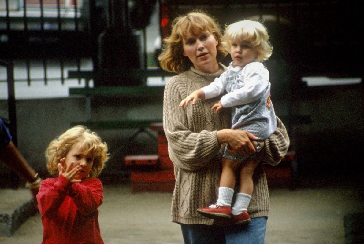 Mia Farrow z Dylan i Ronanem, 1990 r.