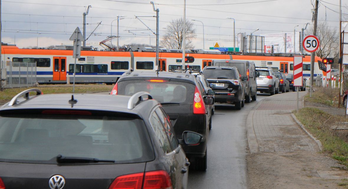 Gdy tworzy się sznur samochodów, kierowcy potrafią zadzwonić do dyżurnych: &quot;Dróżnik pewnie pijany i dlatego długo nie otwierał&quot;