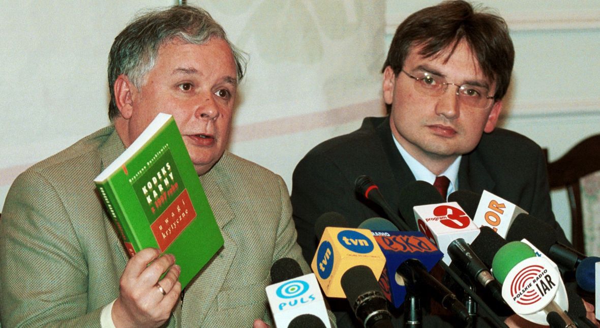 Lech Kaczyński i Zbigniew Ziobro podczas konferencji prasowej. Ówczesny minister sprawiedliwości prezentuje książkę Krystyny Daszkiewicz &quot;Kodeks karny z 1997 roku. Uwagi krytyczne&quot;. To m.in. obietnica sanacji wymiaru sprawiedliwości wyniosła wkrótce Lecha Kaczyńskiego na najwyższy urząd w państwie. 1 października 2000 roku