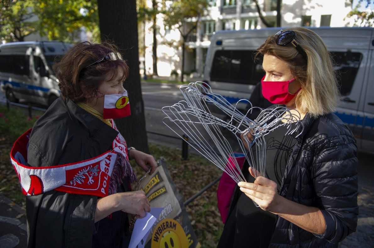 Zwolenniczka i przeciwniczka zaostrzenia ustawy aborcyjnej spierają się podczas protestów pod Trybunałem Konstytucyjnym
