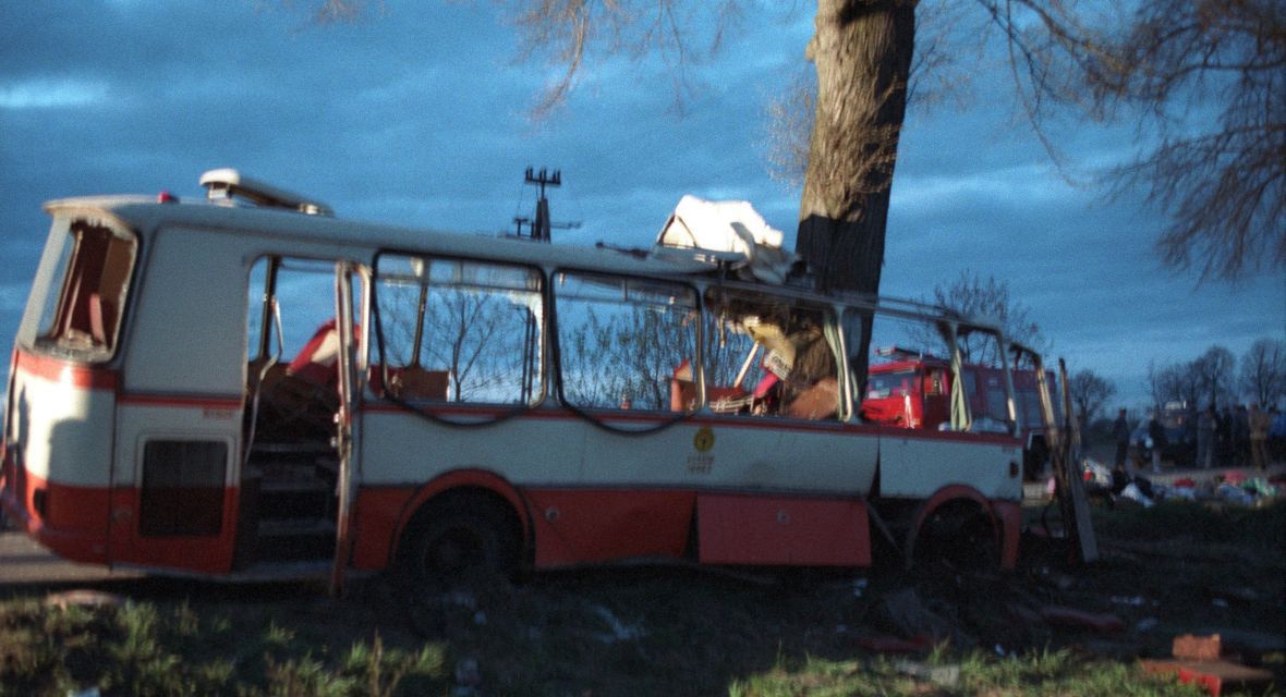 Drzewo rozrywa cienką karoserię autobusu niczym kartkę papieru. Policja zmierzy potem, że na głębokość aż czterech metrów