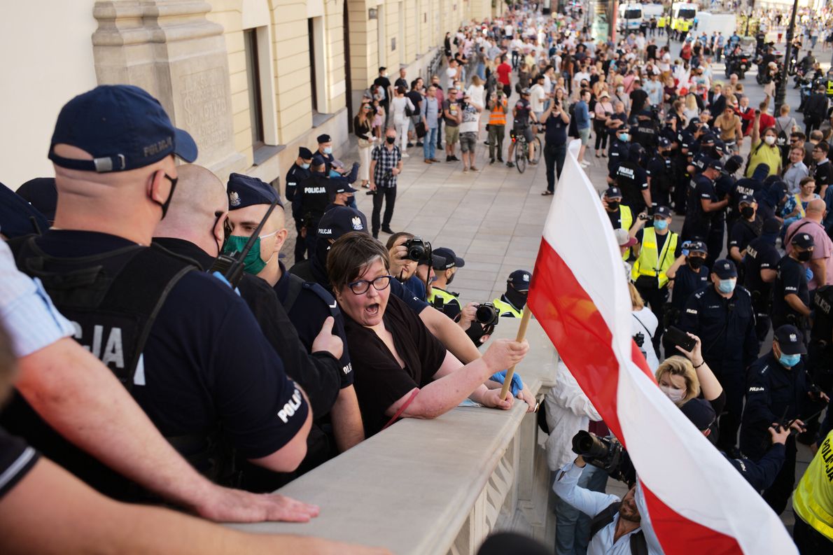 01.08.2020 Warszawa, 76. rocznica Powstania Warszawskiego. Elżbieta Podleśna (z flagą) na schodach kościoła św. Krzyża podczas marszu narodowców przez stolicę