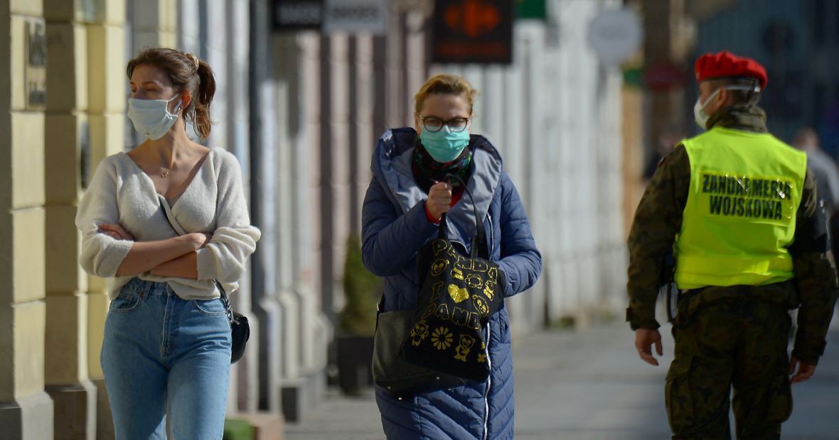 &quot;Po ’89 roku coraz więcej ryzyka spychano w Polsce na jednostki. Moment epidemii, gdy stawką staje się życie ludzkie, przetrwanie całej populacji, jest tym momentem, gdy prywatyzacja ryzyka musi się zatrzymać&quot;. Na zdjęciu ulica Warszawy, pierwszy dzień obowiązkowego noszenia maseczek