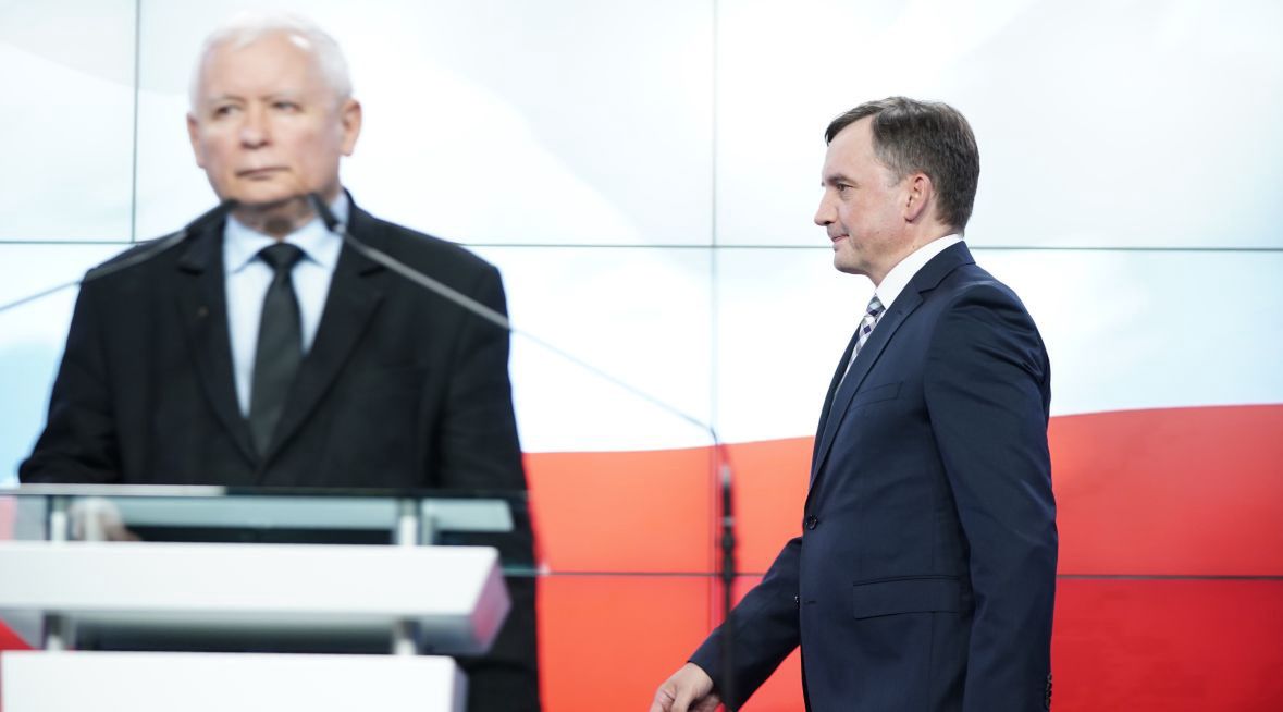 Siedziba PiS przy ul. Nowogrodzkiej. Wystąpienie Jarosława Kaczyńskiego w sprawie porozumienia osiągniętego w Zjednoczonej Prawicy oraz podpisania nowej umowy koalicyjnej. 26 września 2020 roku