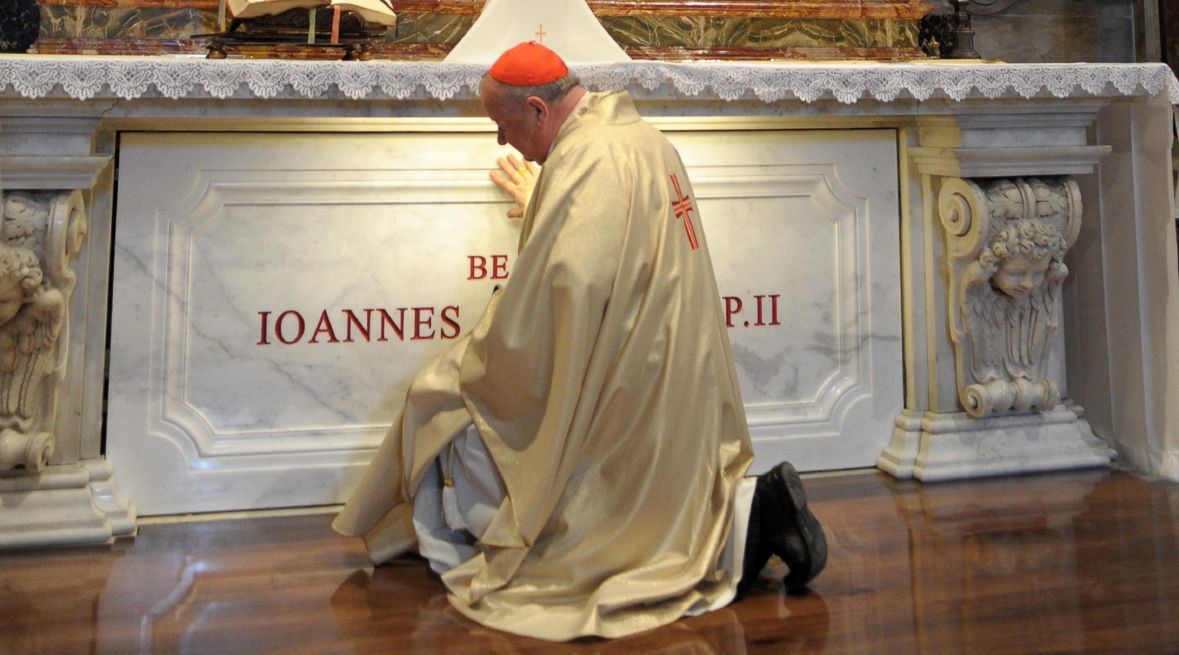 Kardynał Stanisław Dziwisz przy grobie Jana Pawła II. Watykan, 03 maja 2011 roku