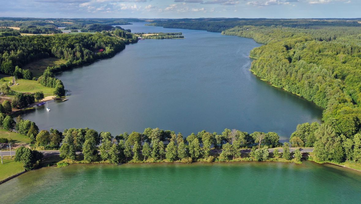 Brama Kaszubska nad jeziorami Raduńskie Dolne oraz Raduńskie Górne. Widok od strony Borucina. Lipiec 2020 roku