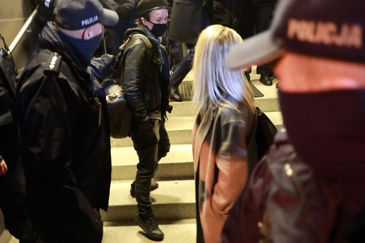 Fotoreporterka Agata Grzybowska wychodzi z komendy na Wilczej w Warszawie po zatrzymaniu w czasie pracy na manifestacji przed MEN