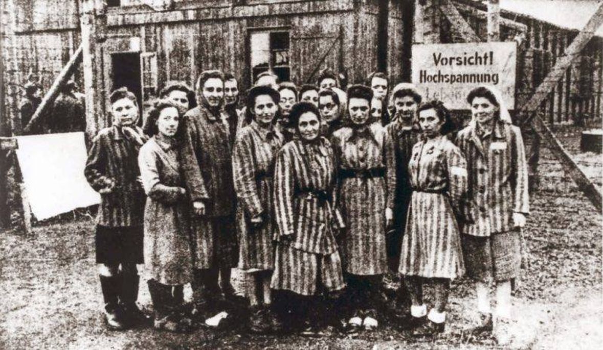 Więźniarki obozu koncentracyjnego. Rok 1945