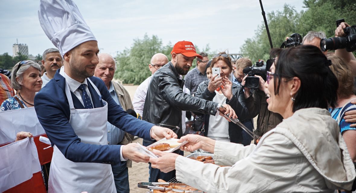 &quot;Druga tura wyborów w Warszawie to pewniak&quot; - mówił jeden z analityków firmy bukmacherskiej. Może zwiódł go entuzjazm Patryka Jakiego? Tony usmażonych kiełbasek jednak nie pomogły