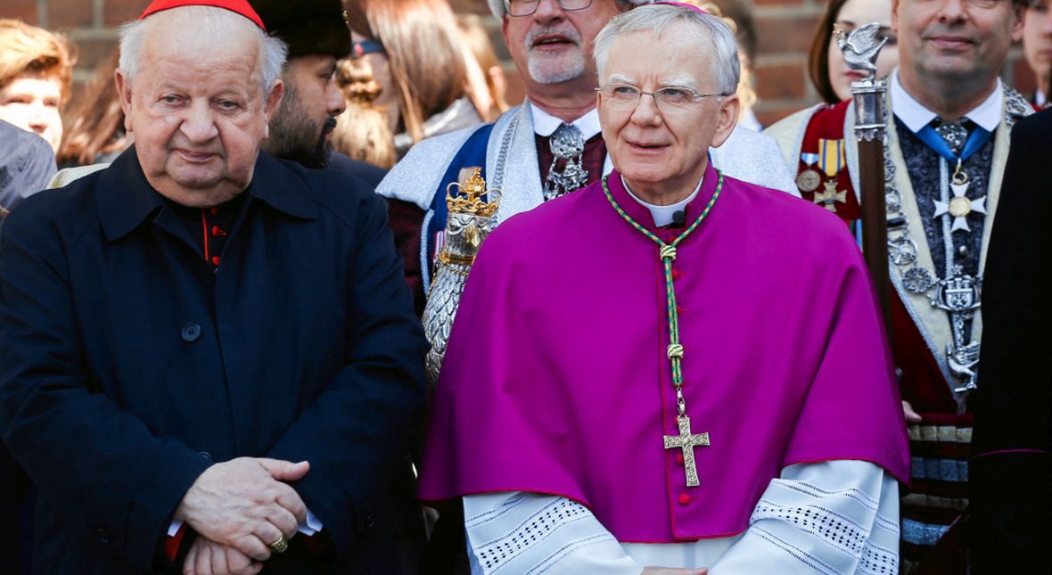 Kardynał Stanisław Dziwisz i abp metropolita krakowski Marek Jędraszewski podczas świecenia koszyków wielkanocnych. Kwiecień 2019 roku